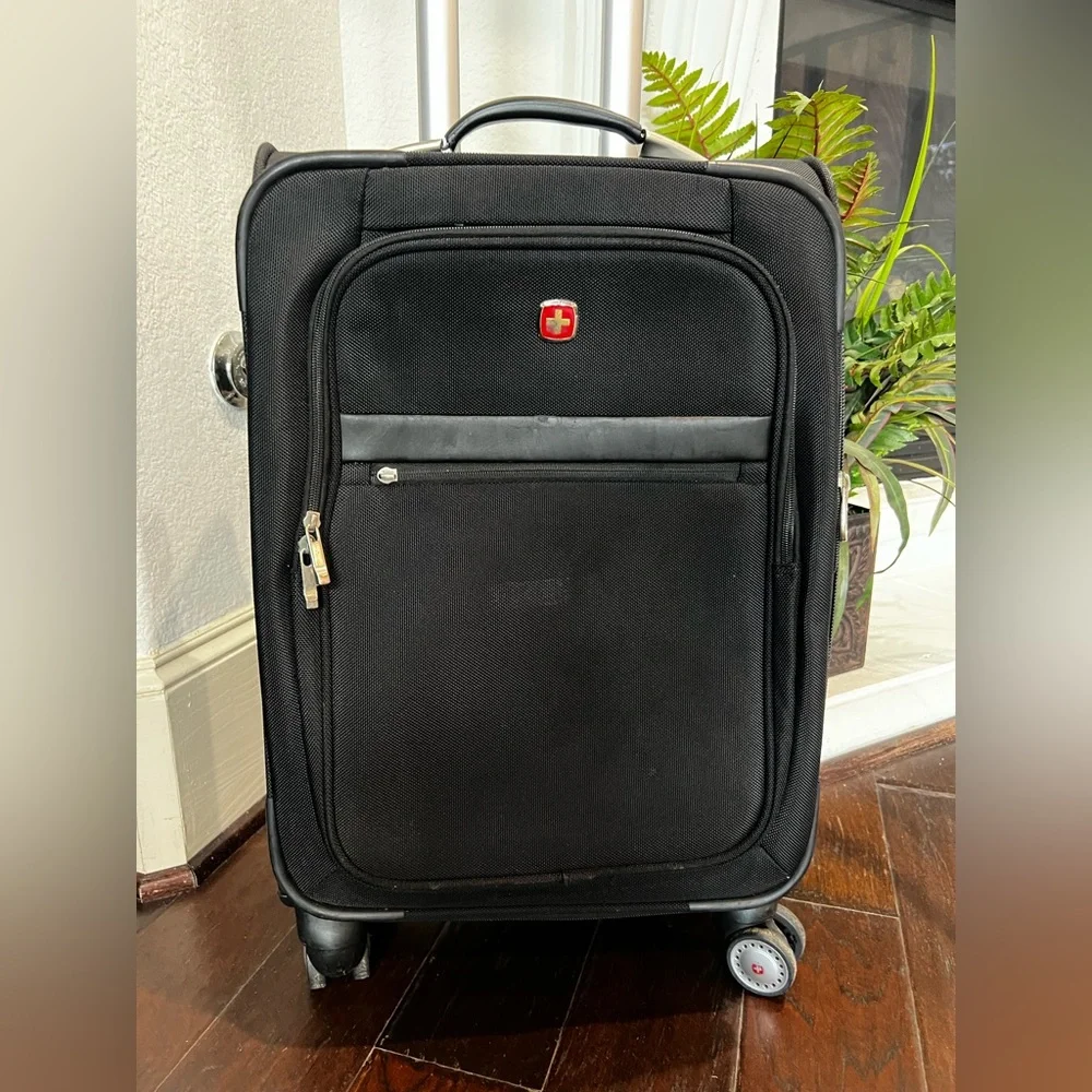 SwissGear Black Softside Carry-On Roller
